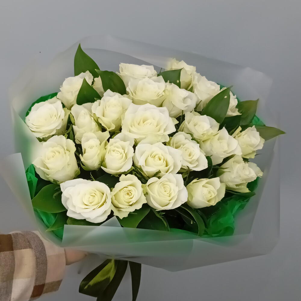 25 белых роз с зеленью