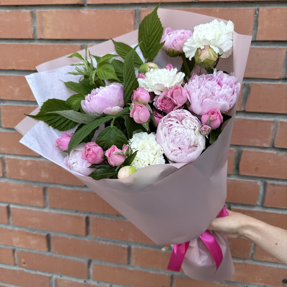 Букет из кустовых пионов, ромашек и лимониума