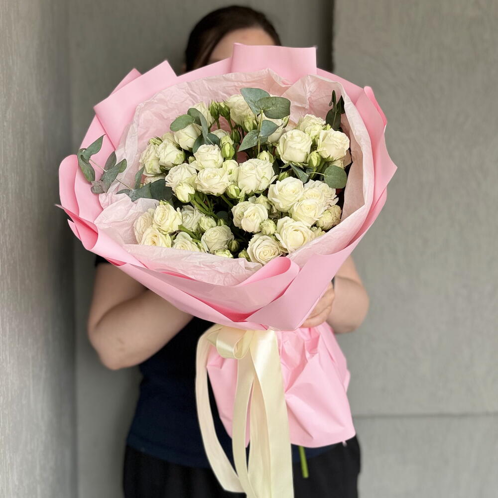 Кустовые розы белые 🤩 букет роз с эвкалиптом