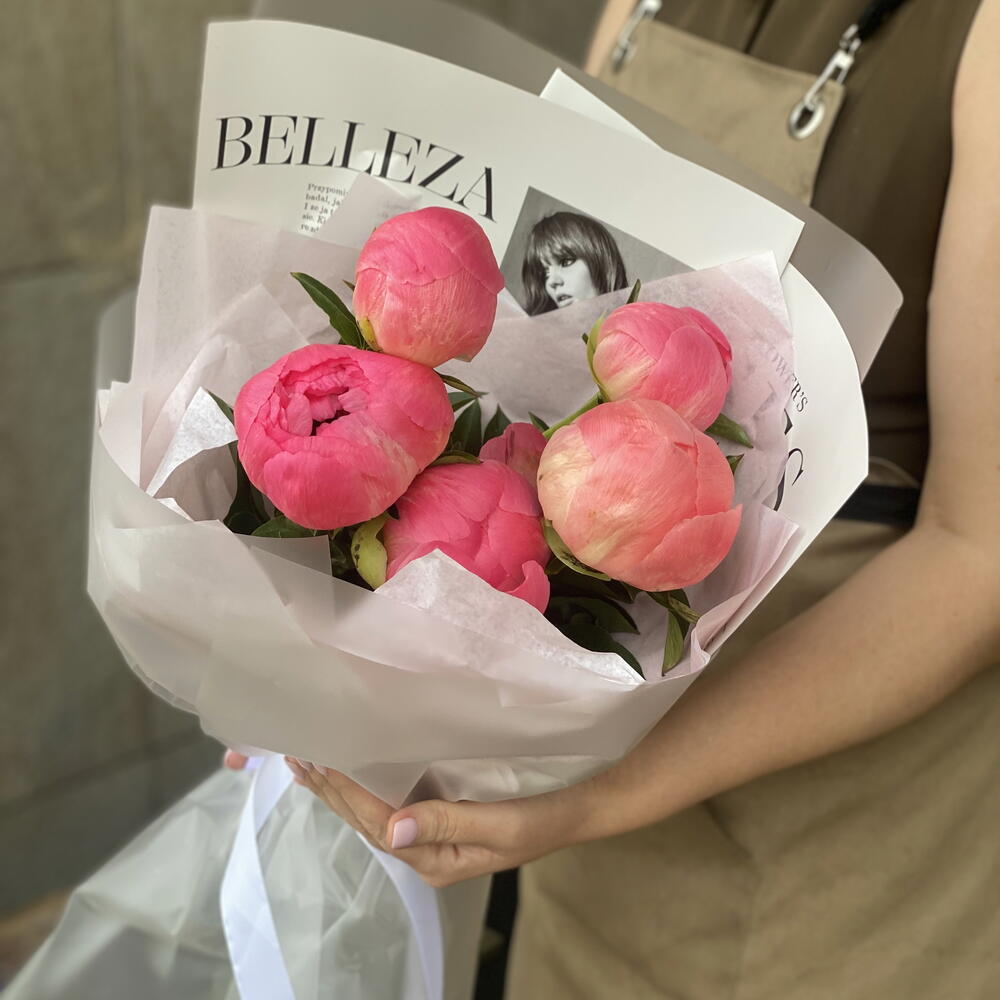 Букет коралловых пионов + подарок от Vivienne Sabo — румяна MACARON