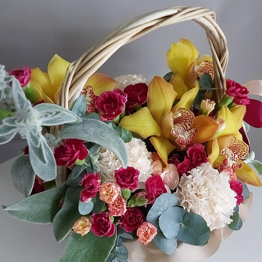 Корзина с орхидеями, диантусами, кустовой гвоздикой и эвкалиптом INVAZA