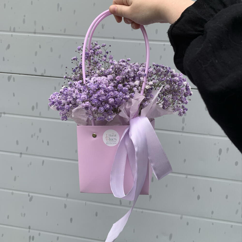 Композиция из фиолетовой гипсофилы в корзинке