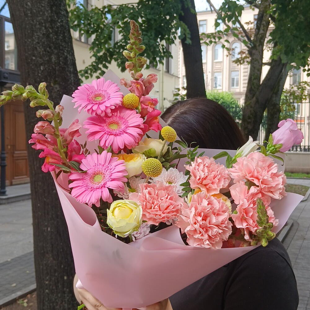 Букет из герберы, гвоздики, леувенбека