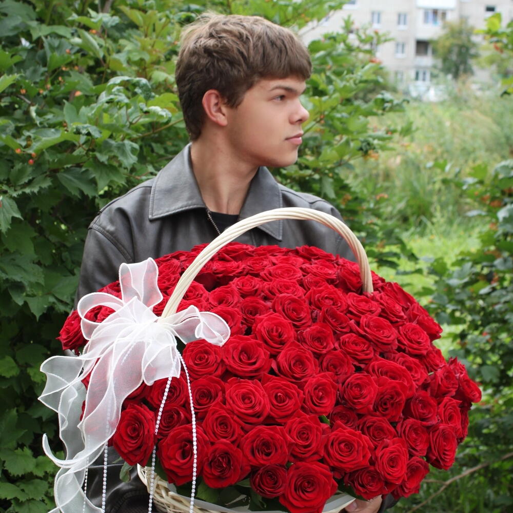 Корзина из 101 розы