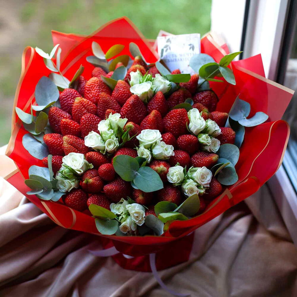 Клубника с эустомой