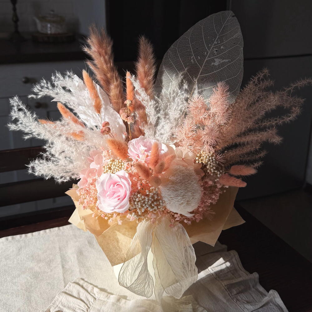 Flowers box с розами, гортензией, магнолией и сухоцветами