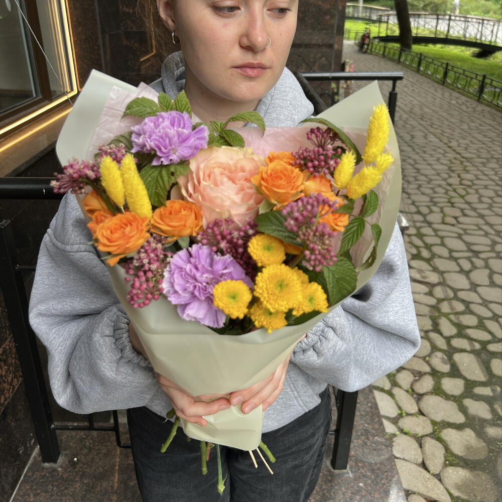 Букет с диантусами и розой Принцесс Краун 1 сентября