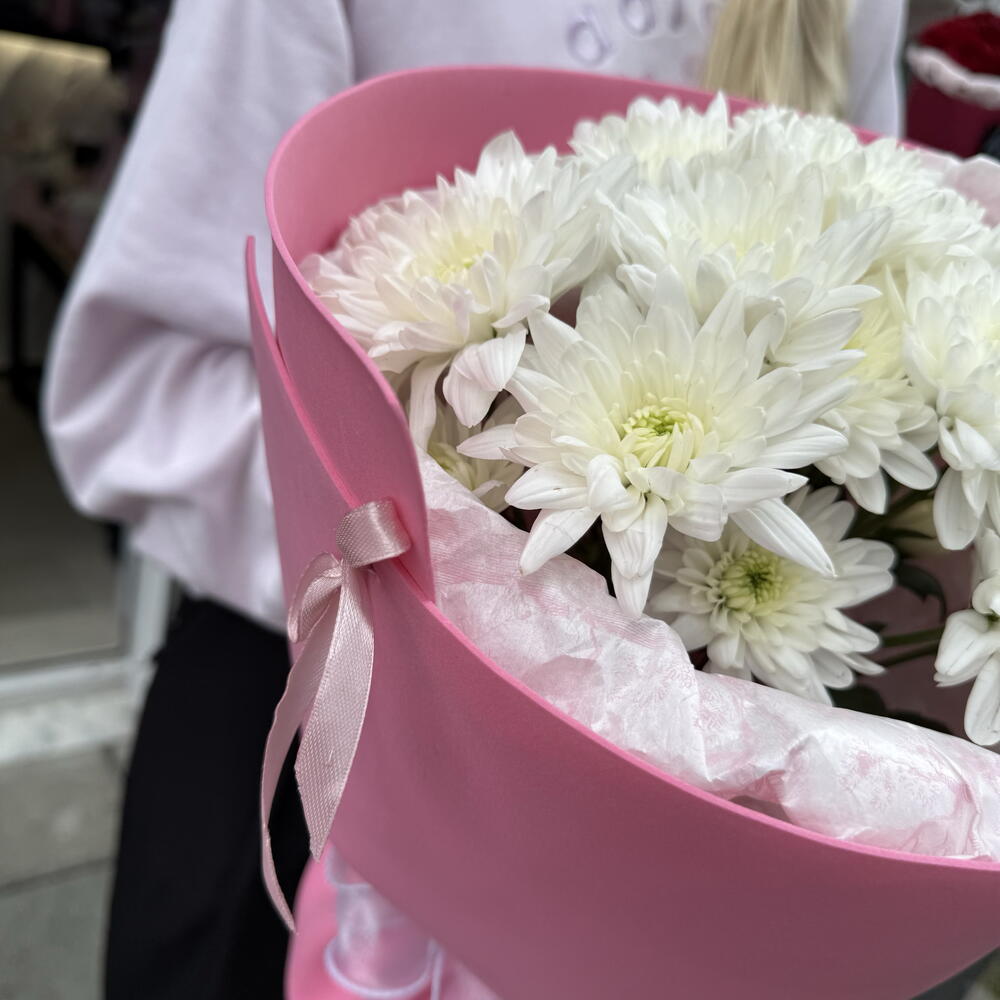 Букет хризантем в нежной упаковке
