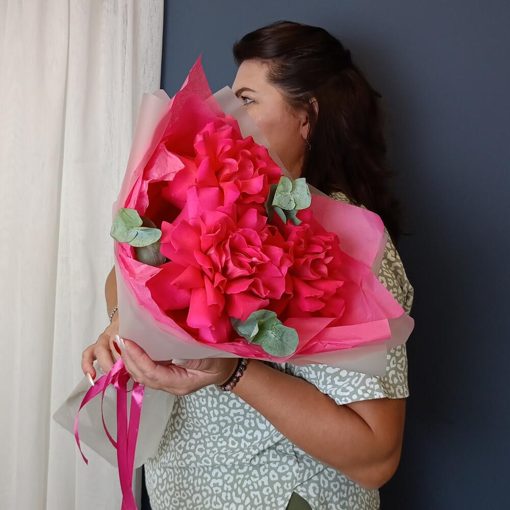 Букет с яркими розами и эвкалипт