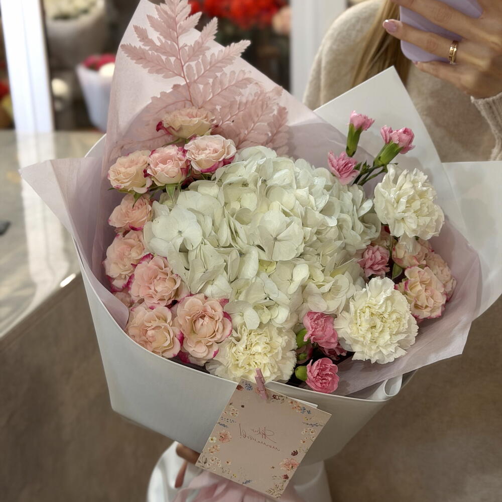 Букет с гортензией, кустовыми розами и диантусами 🌸