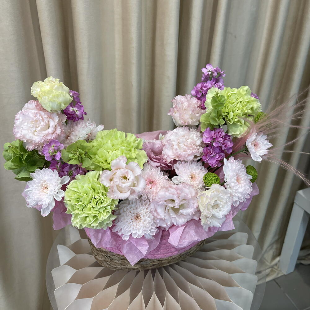 Композиция с эустомой, хризантемой, маттиолой и диантусами 🌸