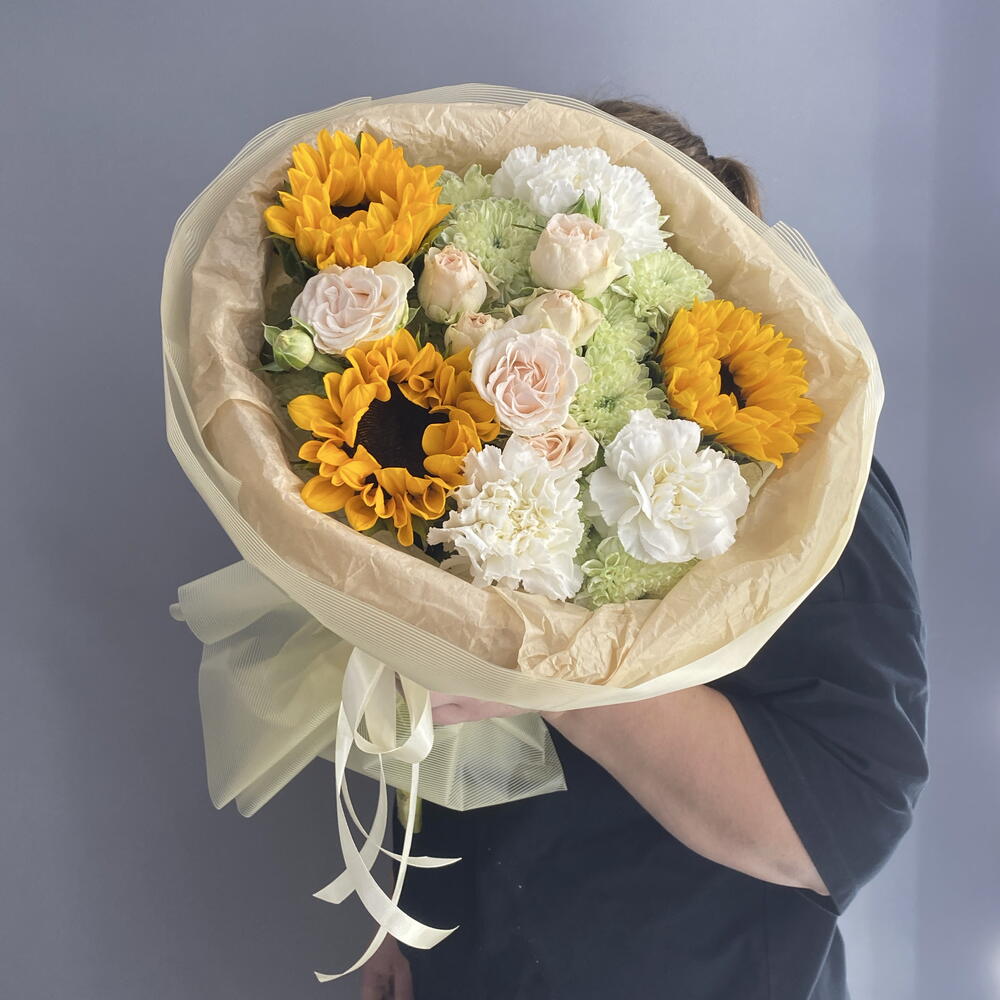 Букет комплимент 🌼 яркие подсолнухи 🌻🌻🌻 белоснежный диантус 🌿 пионовидная кустовая Роза 🩷