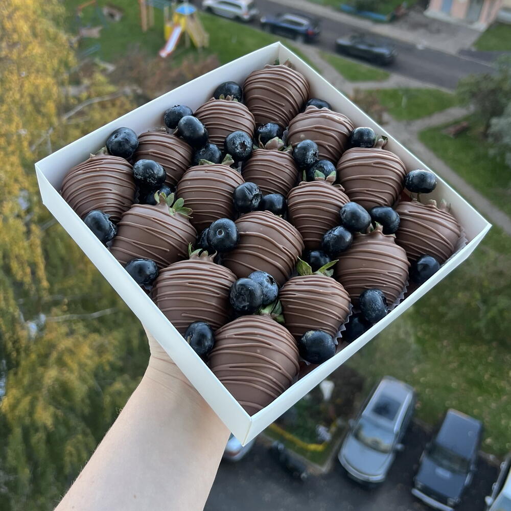 Клубника в шоколаде с голубикой в классическом варианте