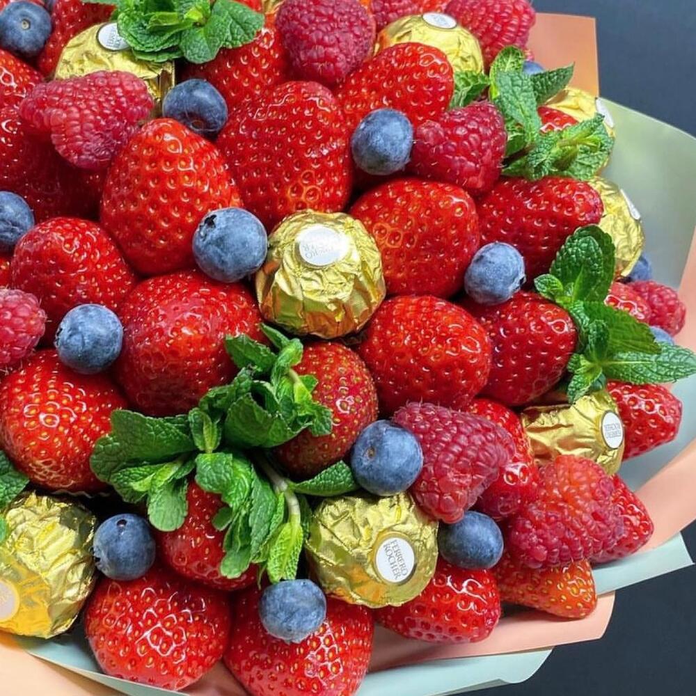 Ramo de fresas y dulces