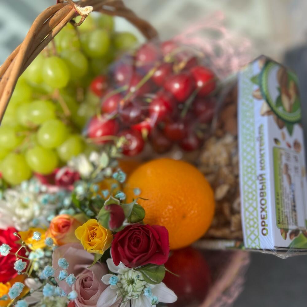 Корзинка с фруктами и цветочная настольная композиция