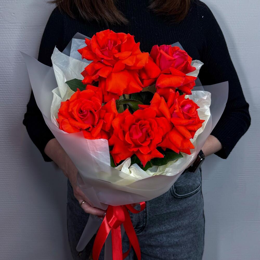Букет из алых ажурных роз
