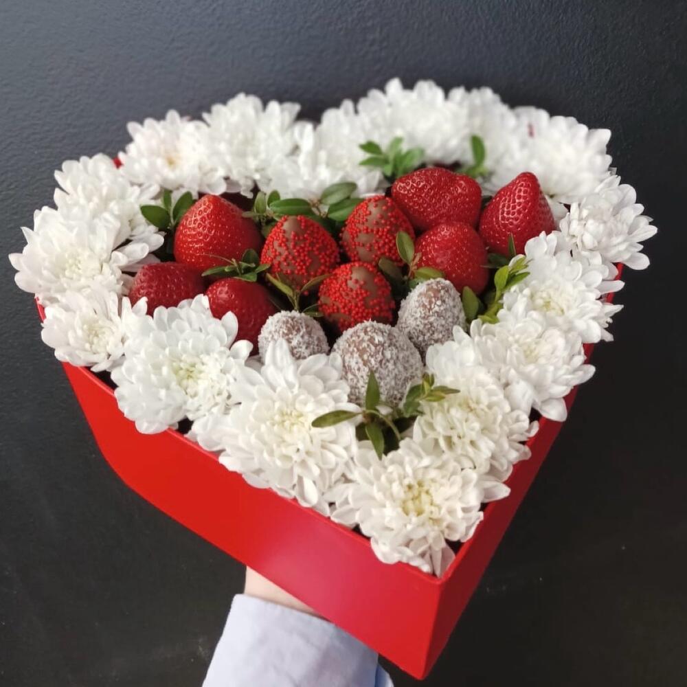 Сердце с хризантемой и клубникой в шоколаде