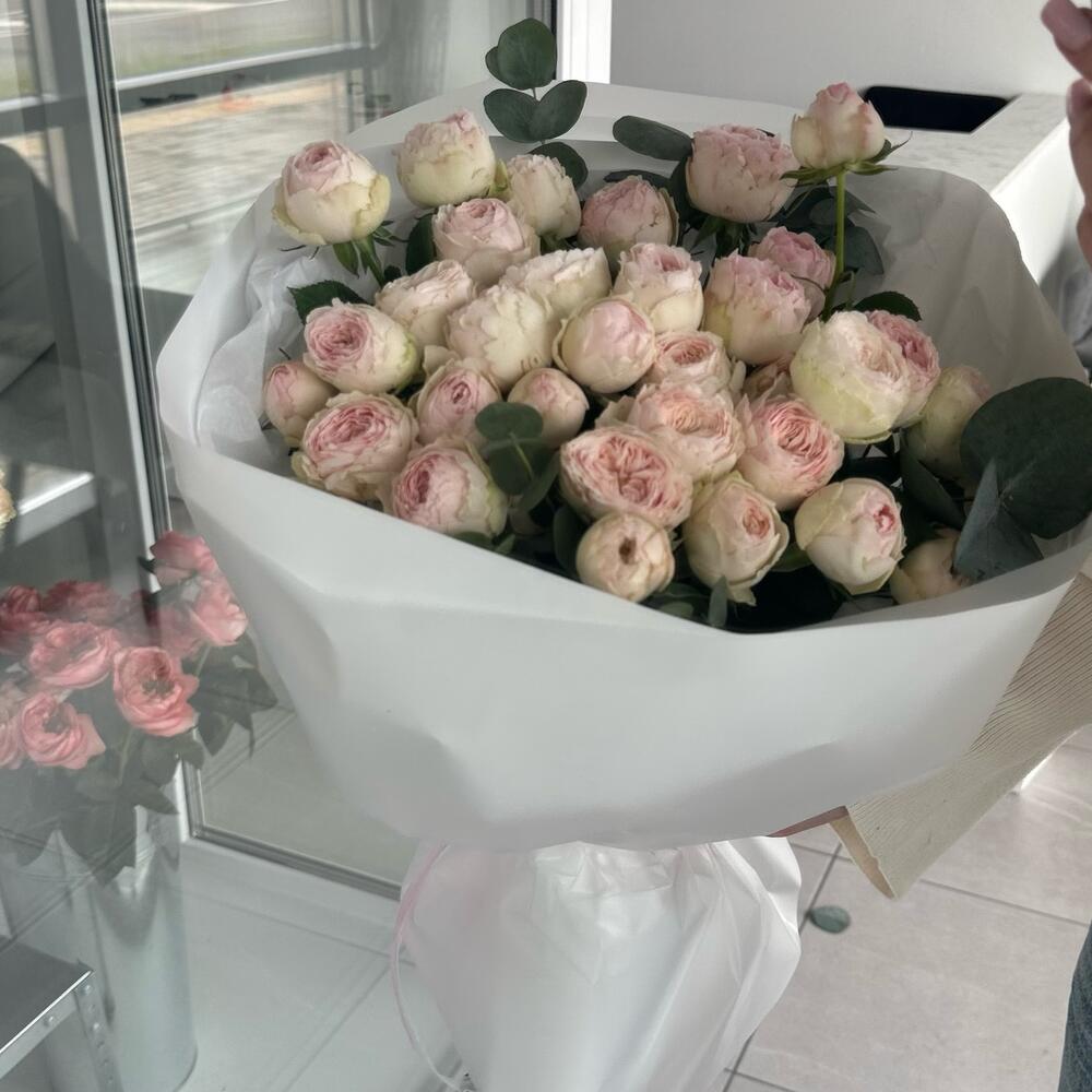Букет из кустовых пионовидных роз нежно-розовых