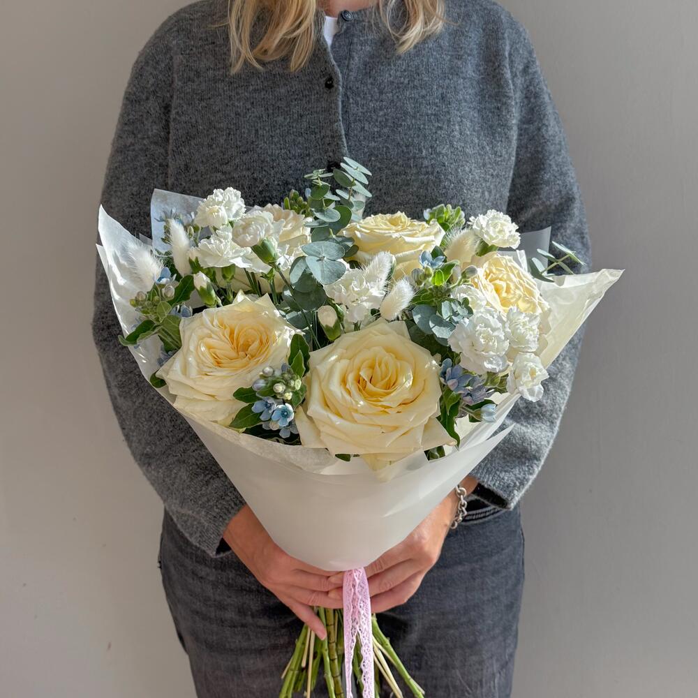 Delicate bouquet with a Candlelight rose and oxypetalum