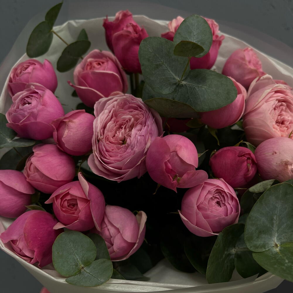 Розовый Шепот 🌸 Нежный букет из кустовых роз оттенков розового — от насыщенного малинового до нежно-пудрового