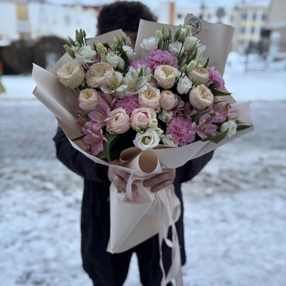 Букет «Любой каприз» из кустовых пионовидных роз, альстромерий, диантусов и эустом