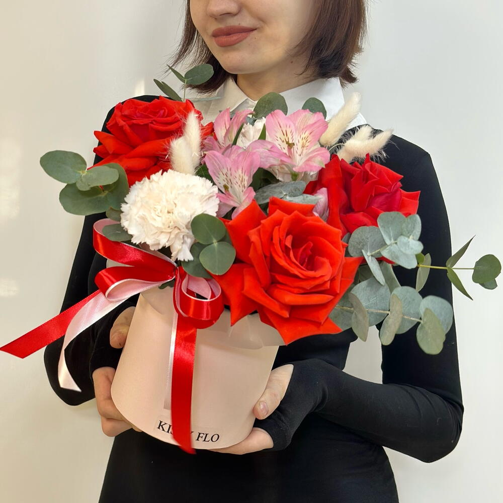 Композиция из французских роз, альстромерии, гвоздик и эвкалипта