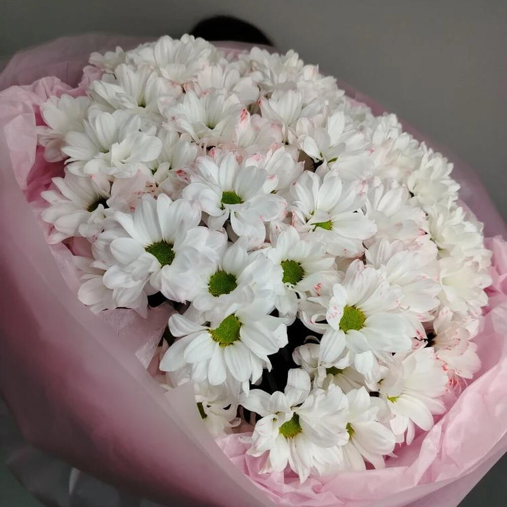 Очень пышный букет из ромашковых хризантем