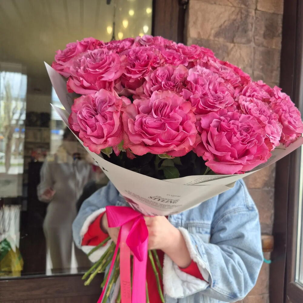 25 пионовидных роз