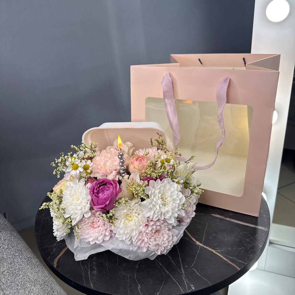 Бенто-Букет из цветов💐 из Кустовой Розы, Хризантемы Алтай и диантусов