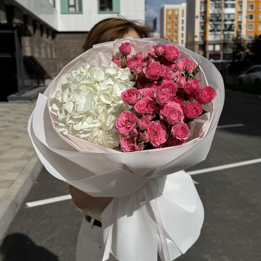 Букет с кустовыми розами и гортензией
