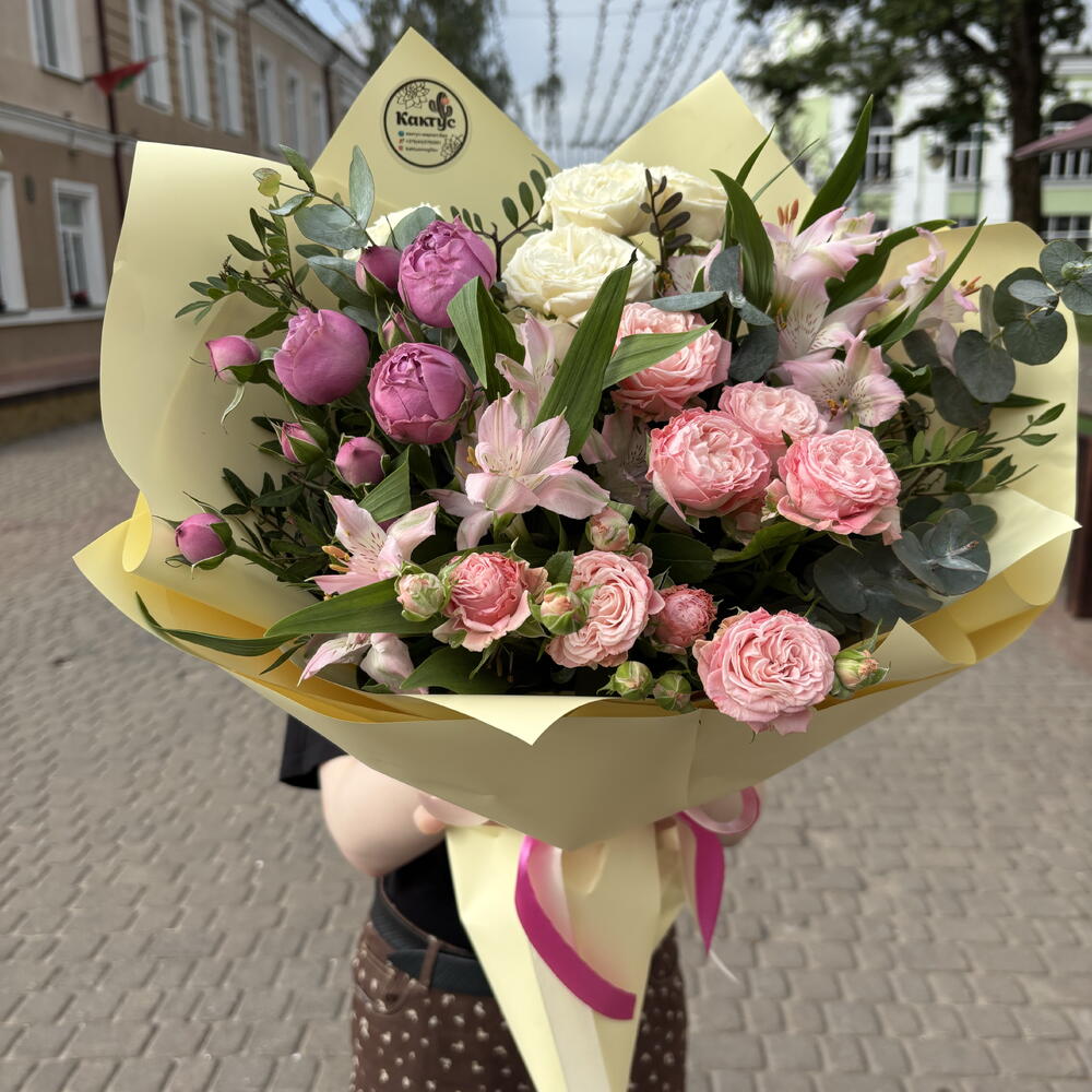Букет «Романтика» из кустовых роз, альстромерий