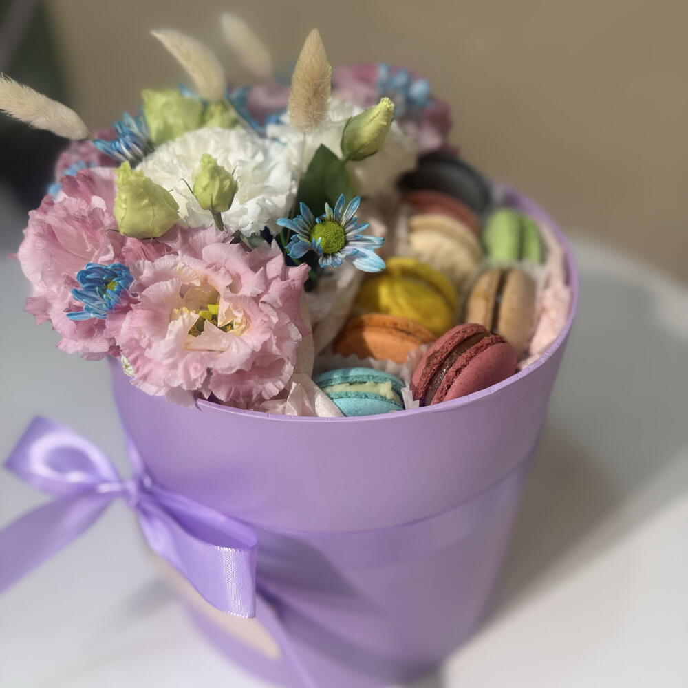 Цветы с макаронсами