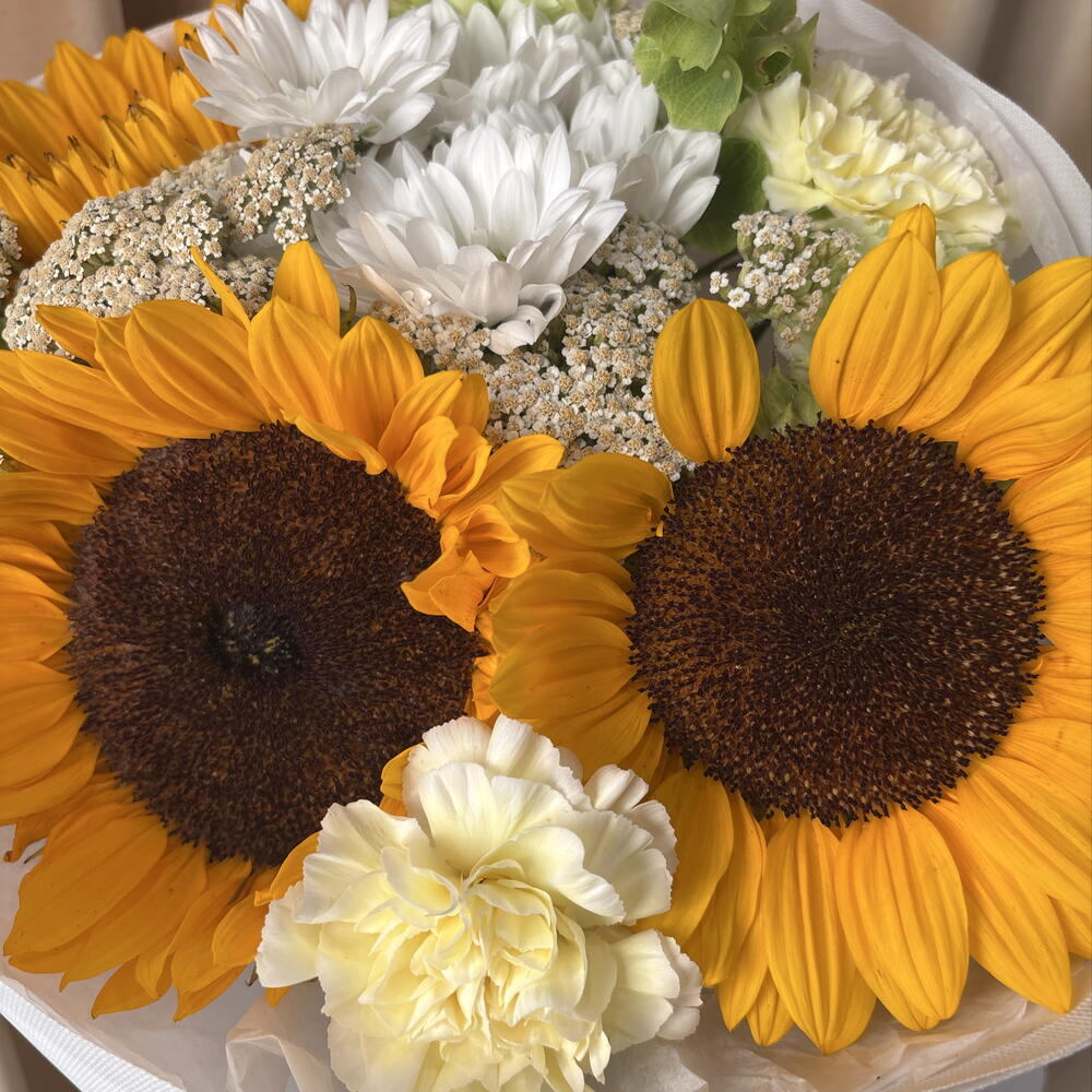 Букет с подсолнухами, ромашками и диантусами 🌻