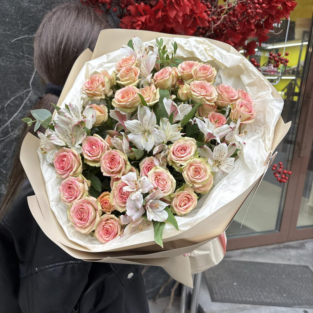 Прекрасные кустовые розы с альстромерией