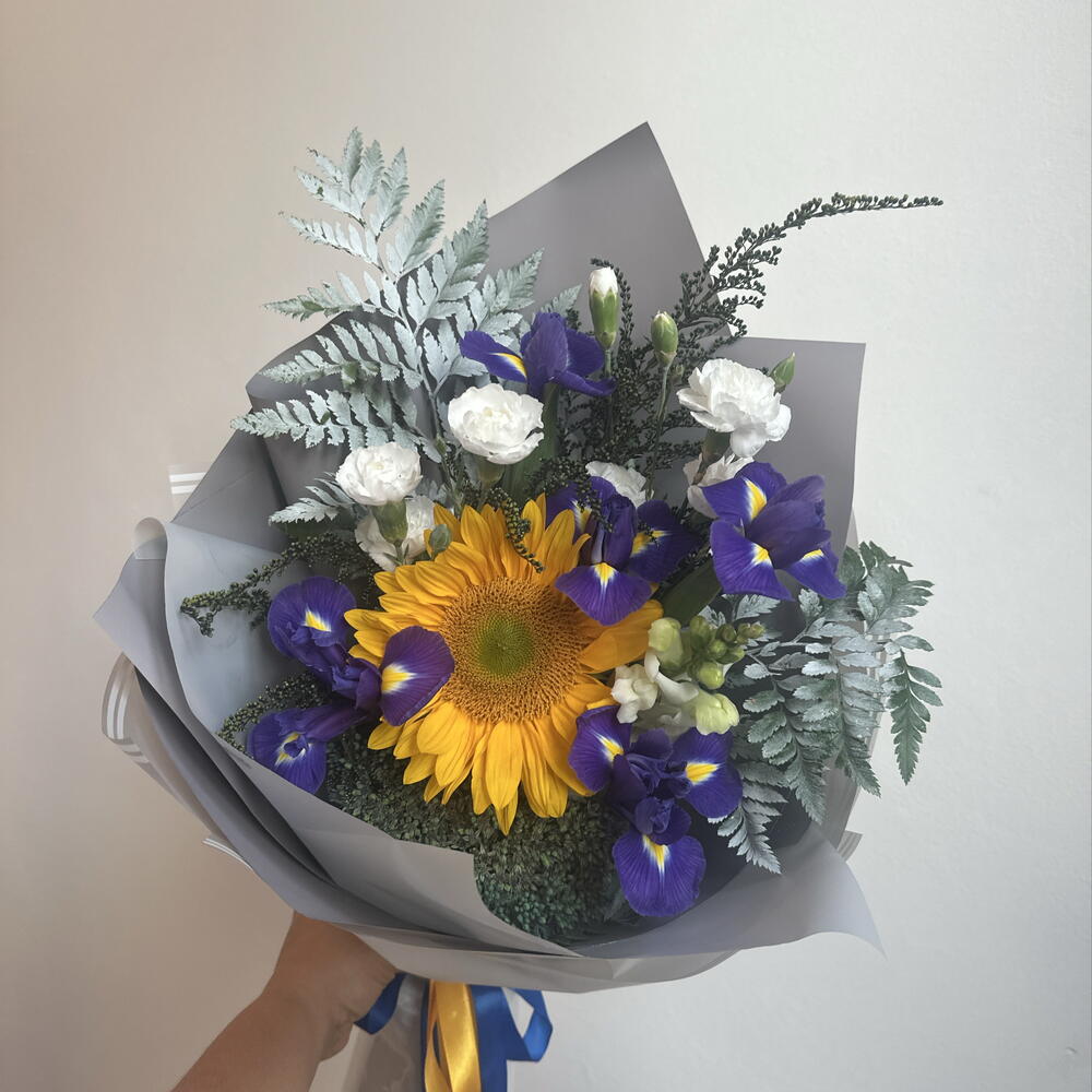 Букет с подсолнухом и ирисами 🌻