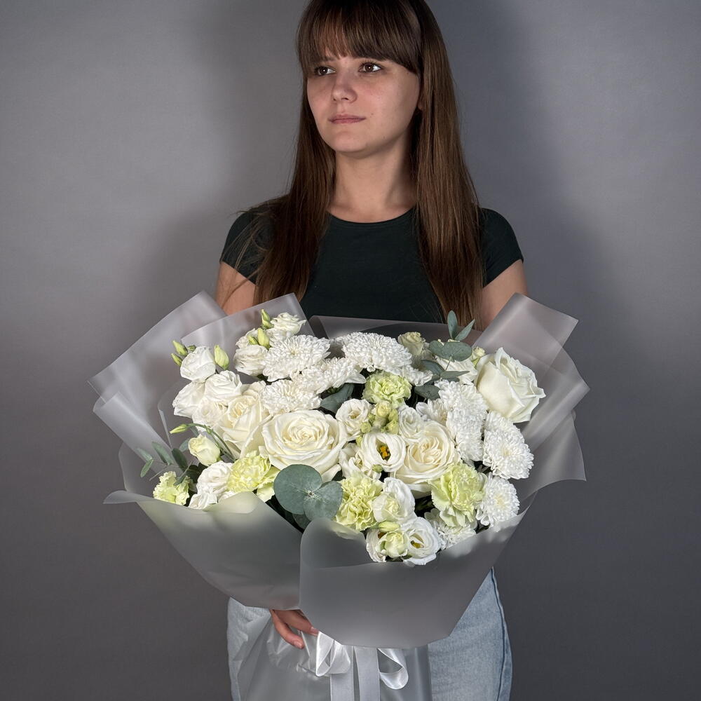 букет из роз, эустомы, эвкалипта, хризантемы и диантусов
