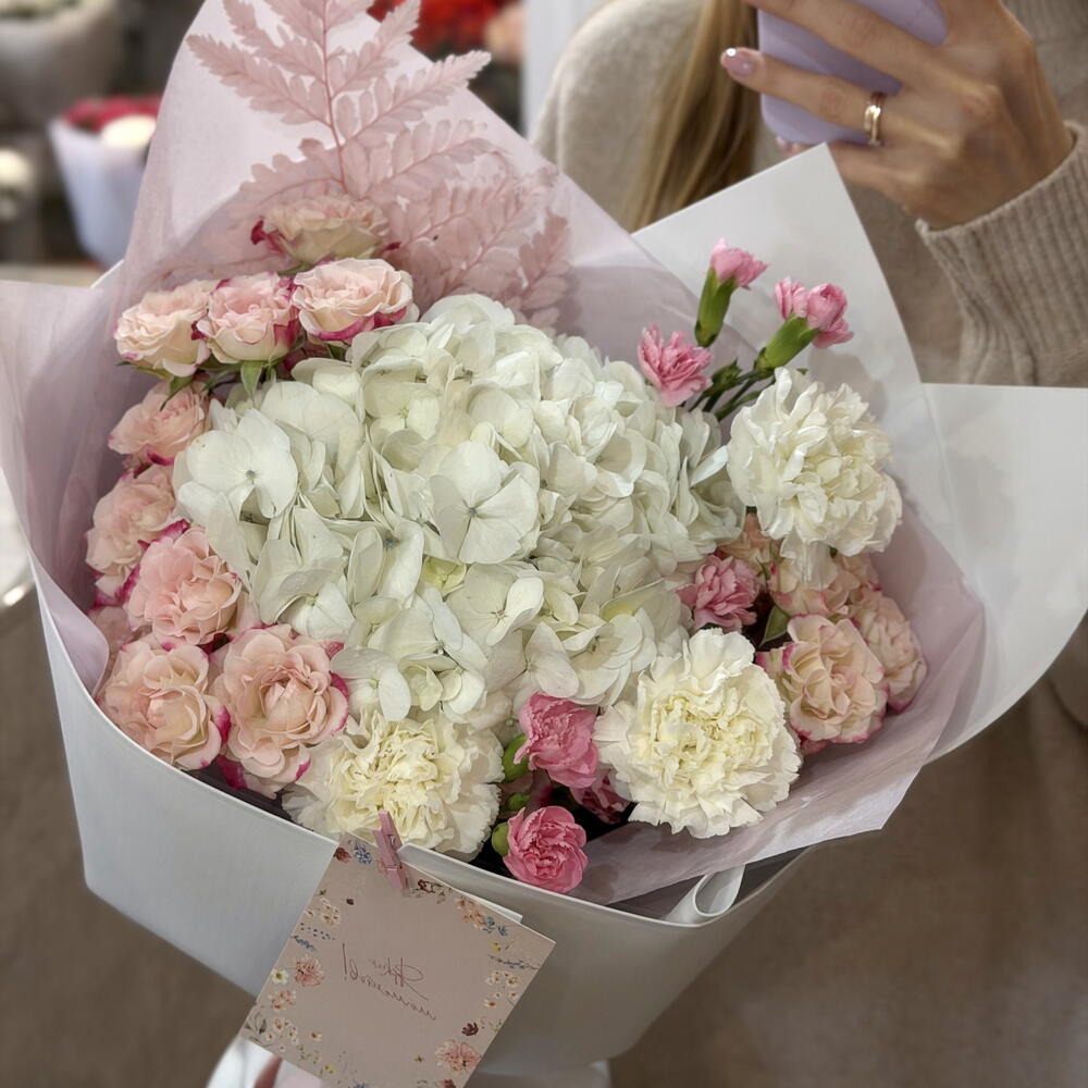 Букет с гортензией, кустовыми розами и диантусами 🌸
