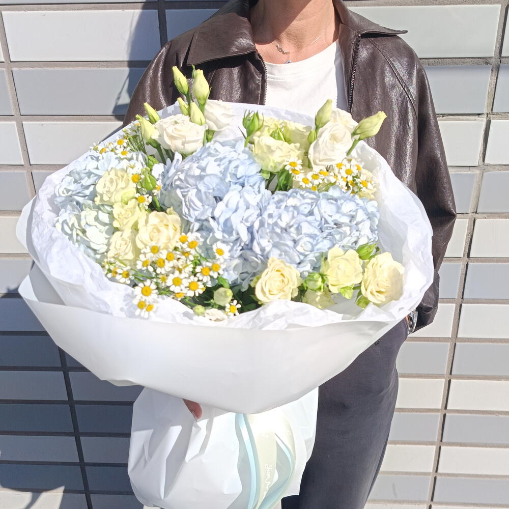 Нежность 🥰 Букет с голубой гортензией и белой кустовой розой🤍Кустовая роза Ромашки