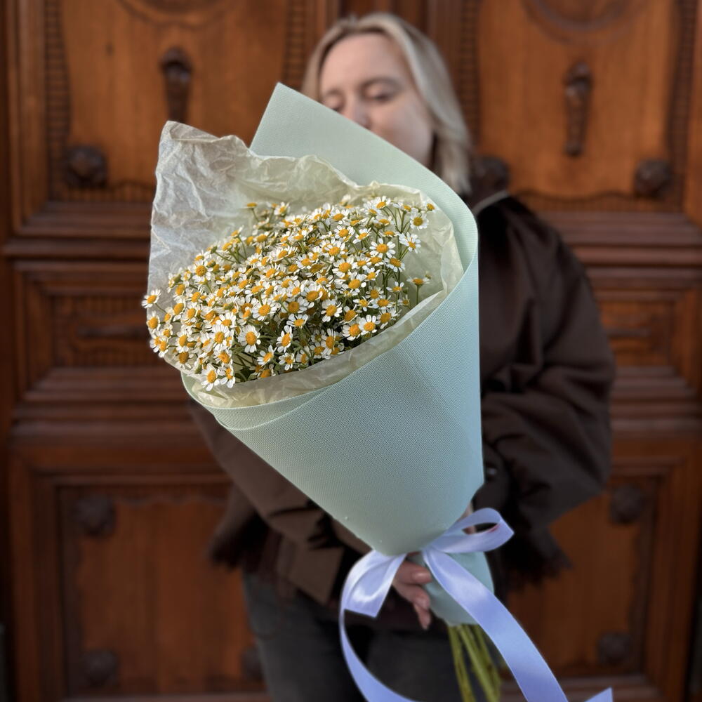 Букет авторский «Любит — не любит💛» с 15 ромашками матрикария