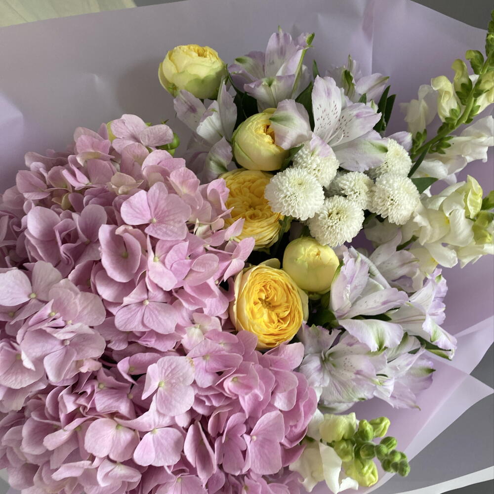 Букет с крупной гортензией,антирринумом,пионовидными розами 🌸