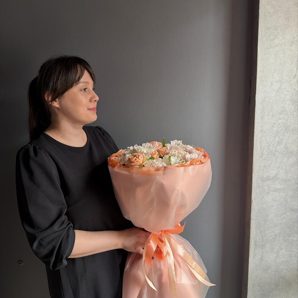 Букет из рыжих кустовых роз, гортензии, кремовых хризантем и гвоздик,  белых альстромерий