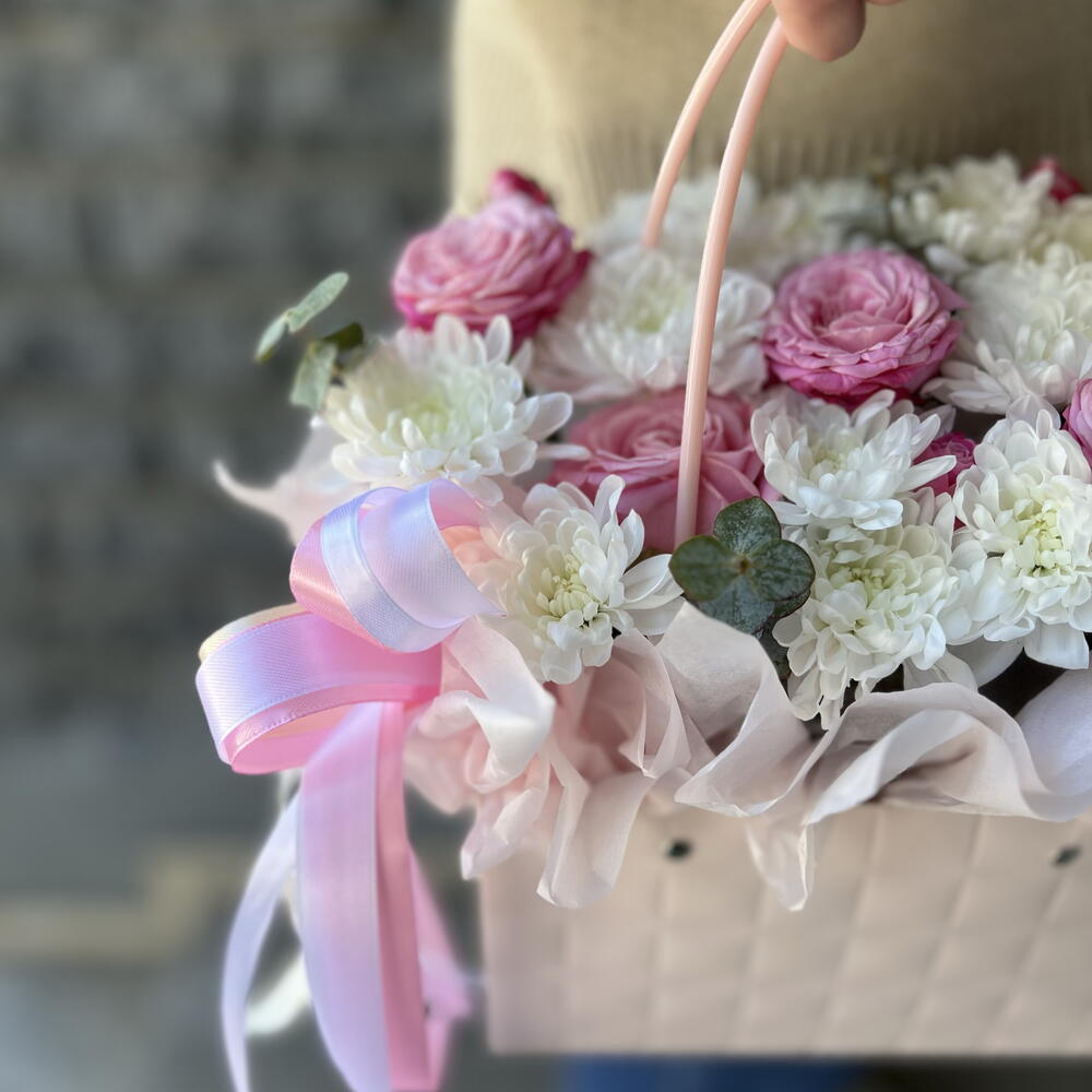 Композиция с кустовыми розами в коробке🥰