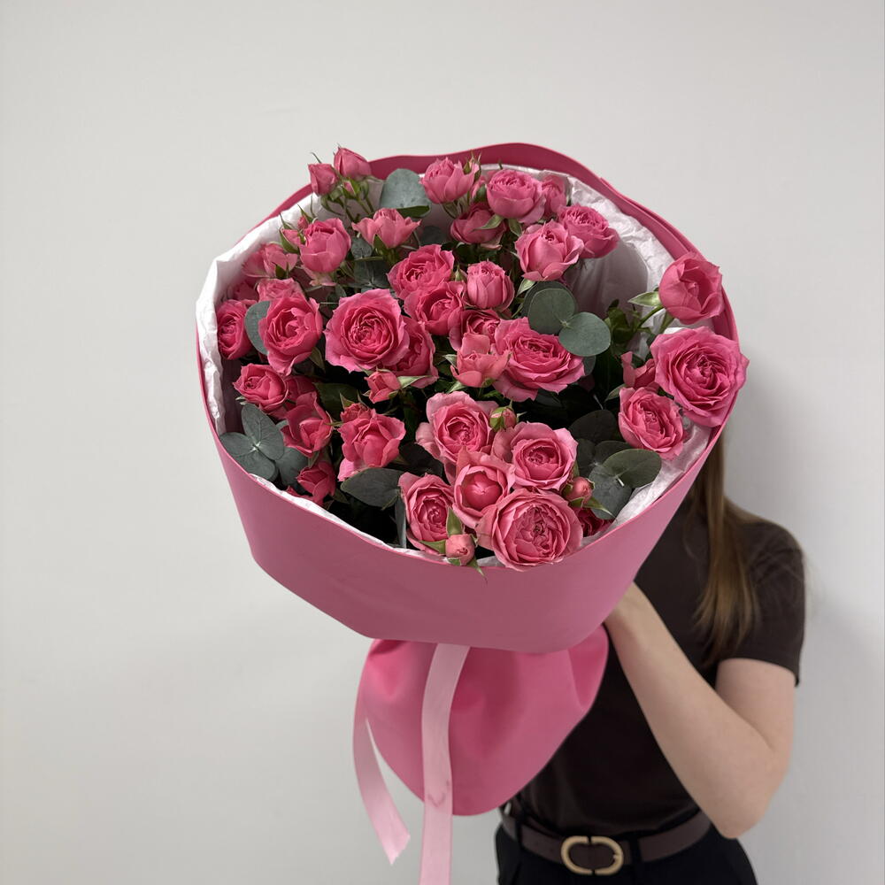 Нежный букет из кустовых роз с эвкалиптом🌸