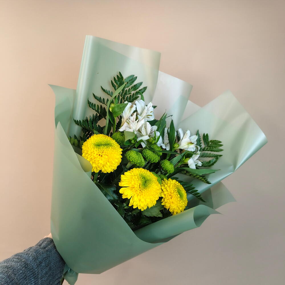 Букет комплимент с хризантемой и альстральсромерией 💛💚🤍
