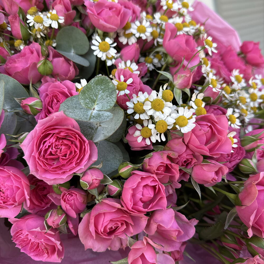 Букет «розовое поле» 🌾 в составе кустовые розы и ромашки