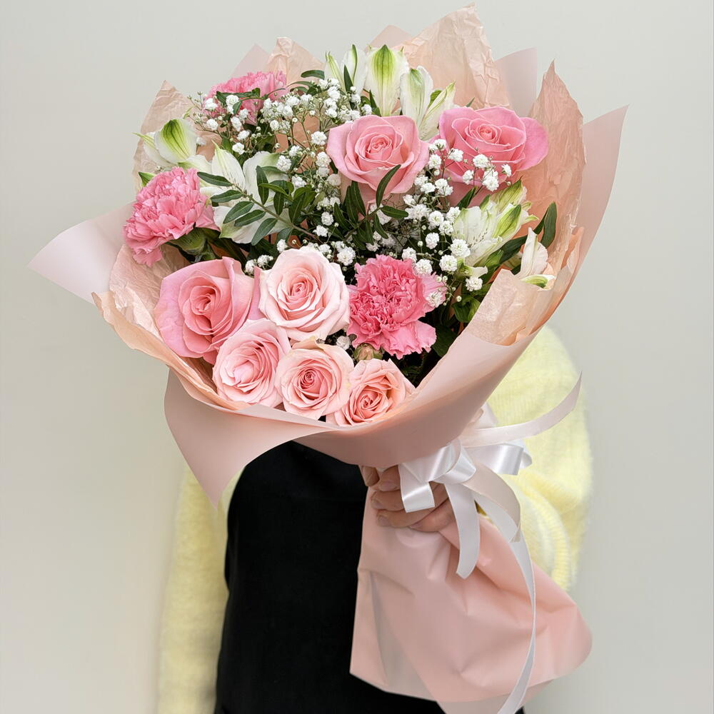 Букет сказка с гвоздикой цветной, нежно розовой розой, альстромериями, фисташкой, кустовой розой