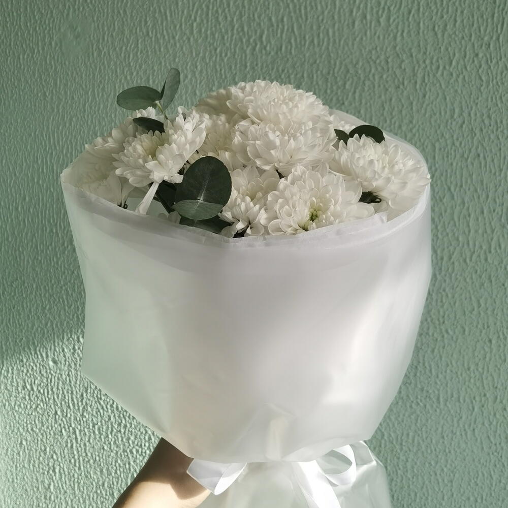 Нежный белый букет из кустовой хризантемы и эвкалипта