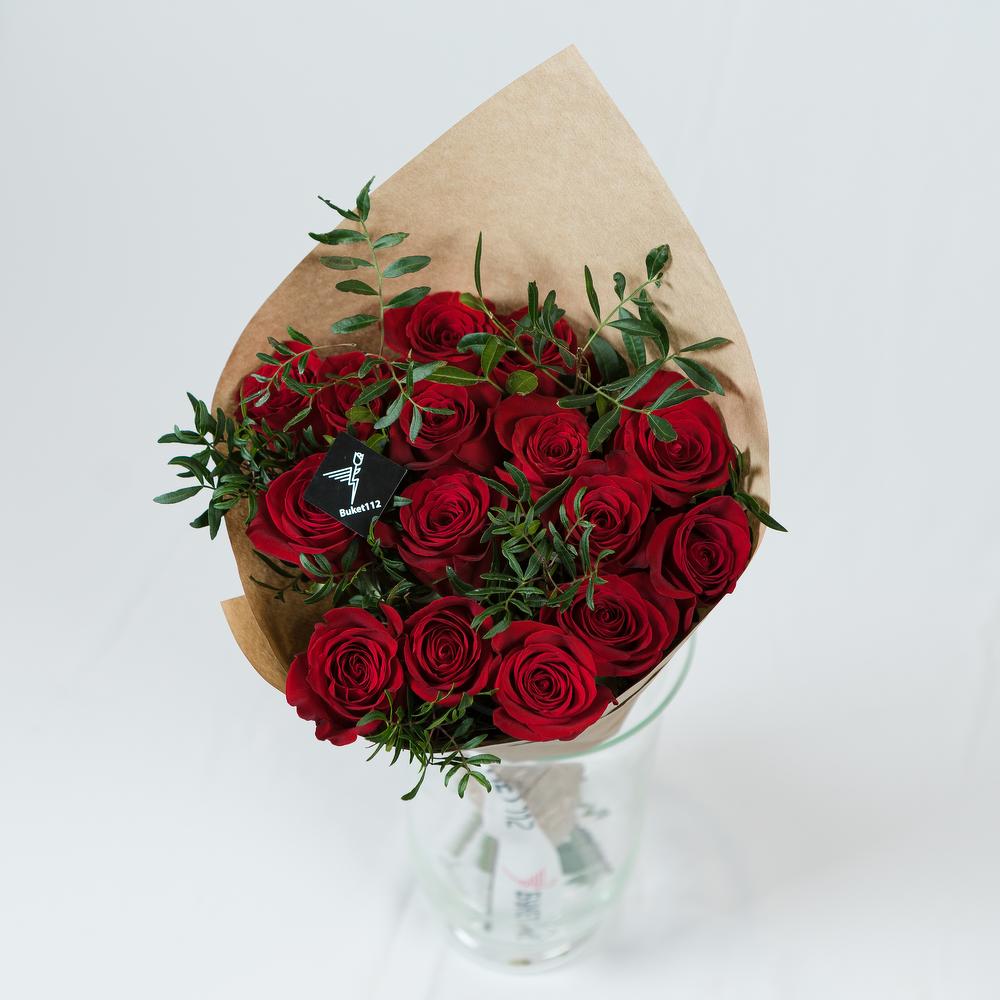 15 rosas en elaboración con vegetación