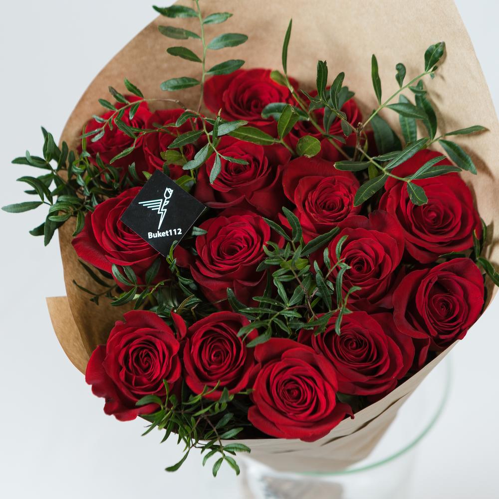 15 rosas en elaboración con vegetación