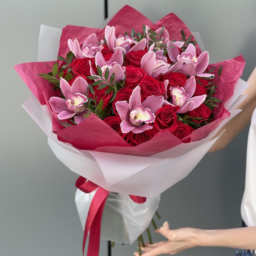 Bouquet of Bourges with red roses and cymbidium